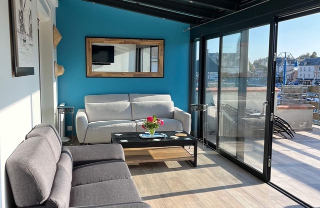 Exceptionally located on the port, beautiful house, terrace, 50m from the sea