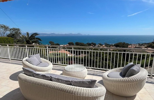 Exceptional sea view villa in absolute calm