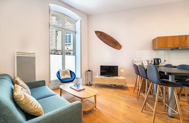 Exceptional and modern flat at the gates of the Jardin Public for 6