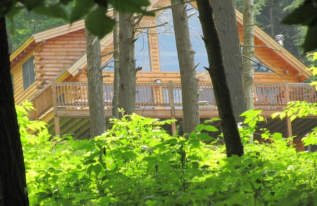 EXCEPTIONAL MOUNTAIN RETREAT-Breathtaking views. Close to town, Hot tub, Private