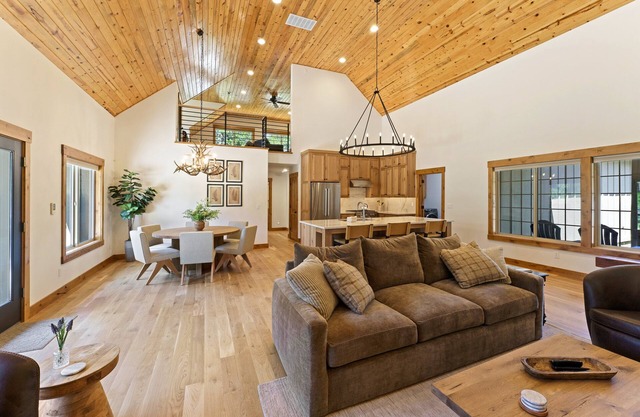 Exceptional Retreat! Hot Tub, SHARC, Great Location