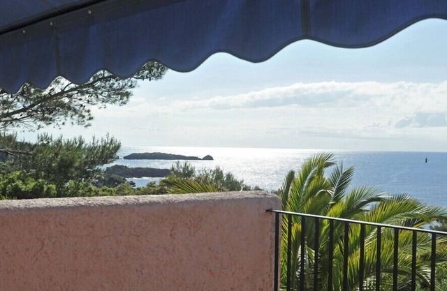 Exceptional view and site 100 m from the sea - Bastidon (Agay/Esterel/Var)