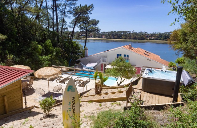 EXCEPTIONAL VILLA FOR 14 PEOPLE WITH HEATED POOL AND SPA FACING THE LAKE