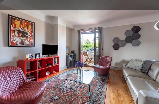 Exceptionnel 3 pièces art déco en dernier étage avec garage privé centre Biarritz