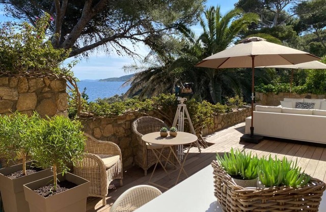 Exceptionnel ET Rare , LES Pieds Dans L'eau A Ramatuelle