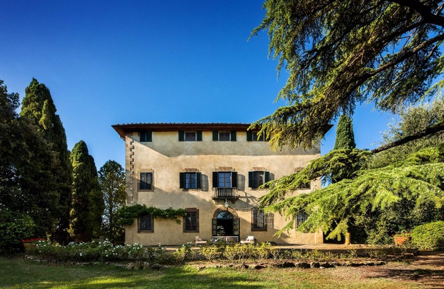Exclusive 7BR-8BA Villa with pool, a few mins from town, yet in the countryside