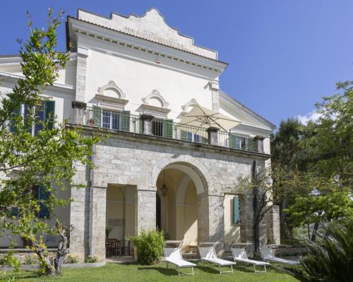 Exclusive Apartment in an 1800s Frescoed Villa with Historic Park - Villa Mastrangelo