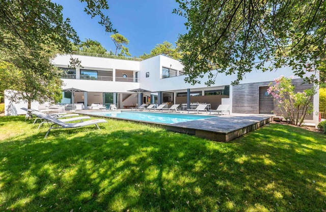 EXCLUSIVE Contemporary villa with swimming pool between lake and ocean in Hossegor