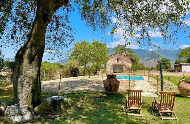 EXCLUSIVE POOL-OPEN ALL YEAR/SPOLETO BIOFARM-SLEEPS 8/WALK TO SHOPS, BAR ETC