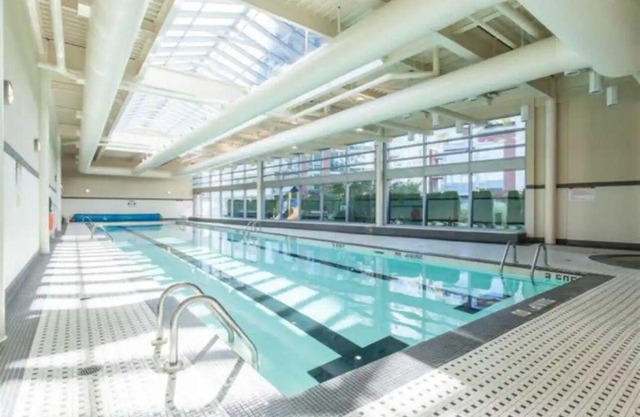 Exclusive & Stylish Downtown Apartment W/Pool, Hot Tub, Sauna