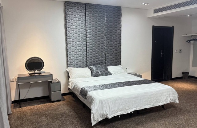 Executive 2 bedroom apartment-king size bed in the center of city