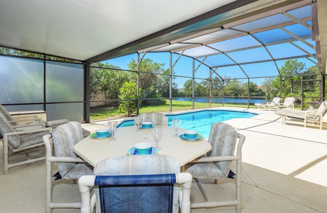 Executive 3 bedroom villa overlooking small lake, close to Disney