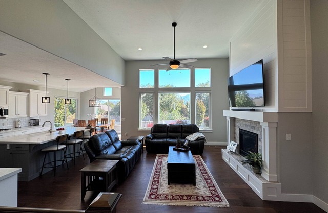 Executive 4-bedroom house in West Jordan with hot tub - Mountains & ski resorts