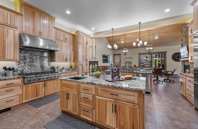 Executive 8BR 9 BA Luxury Lodge Home, Sleeps 20