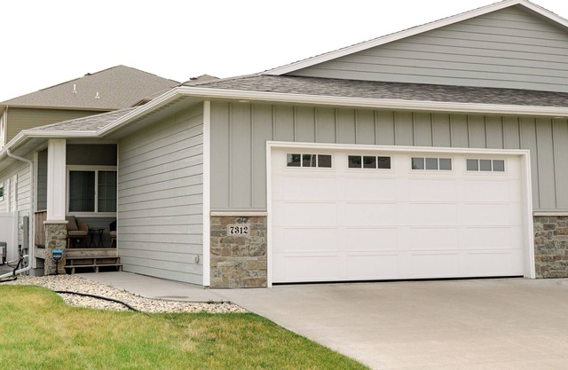 Executive Twin Home in quiet neighborhood located in south central Sioux Falls