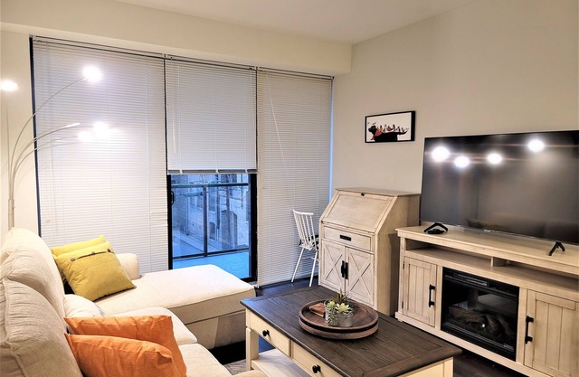 Executively Appointed Condo, w/resort amenities, IND GAR, Pool, Gym+ Biz Lounge