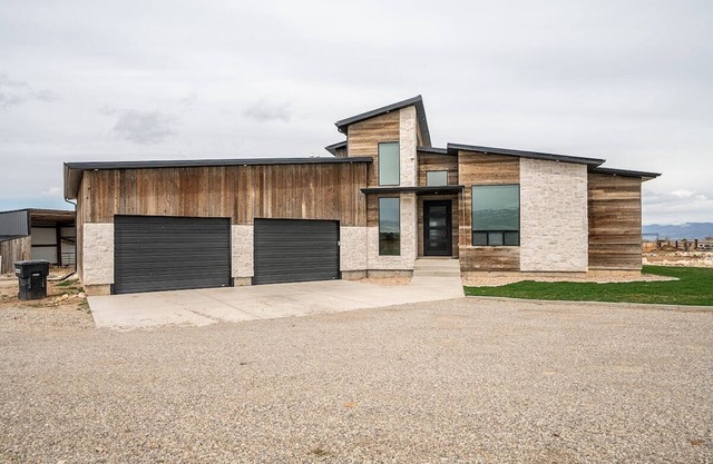 Expansive Basement Suite w/Horses and Arena