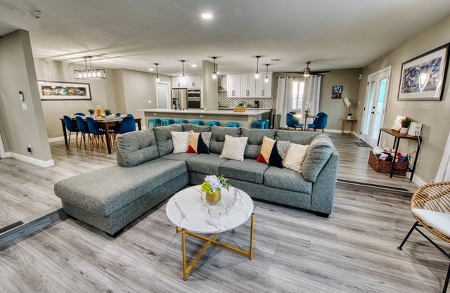 Expansive Contemporary Retreat