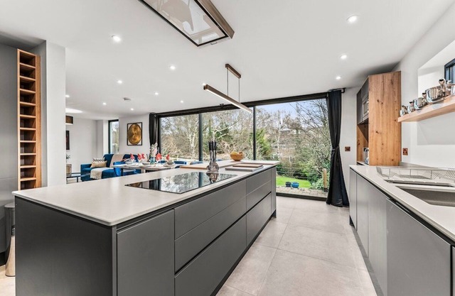 Expansive Getaway in Cheltenham - Sleeps 15