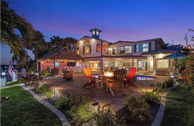 Expansive Riverfront Home. Heated pool spa. LargeTiki Bar & Outdoor Kitchen.