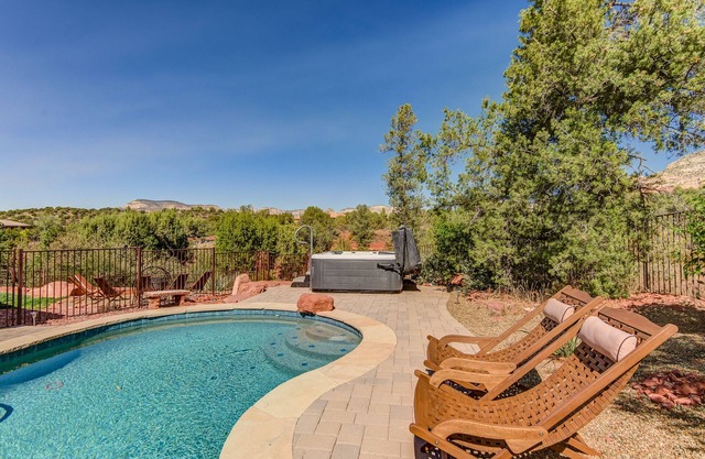 Expansive Views +Patio+Outdoor Dining+Bubbly Hot Tub & Pool+FirePit!