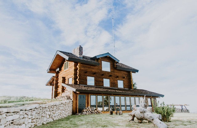 Experience a Unique Wyoming Mountain Retreat - 500 acres just for you!