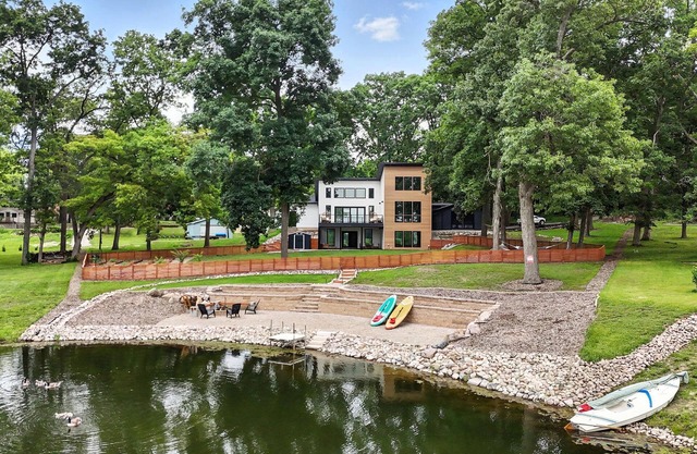 Experience Happie Space on Snow Lake, a Cozy Lakefront Retreat with Privacy