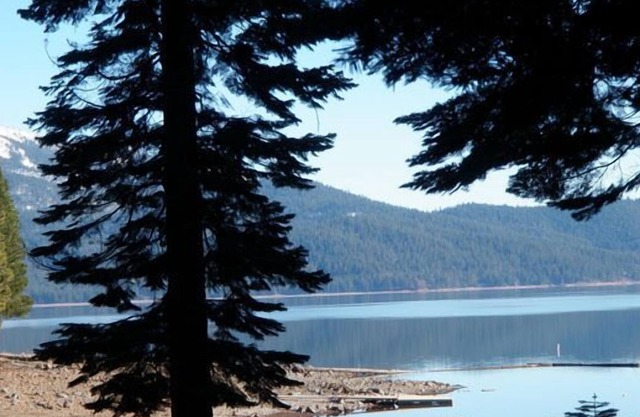 Experience Lake Almanor living with this adorable 3 bedroom log cabin.