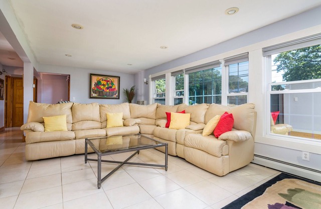 Experience Massapequa charm near Roosevelt Field Mall, 15 Mins to Jones Beach