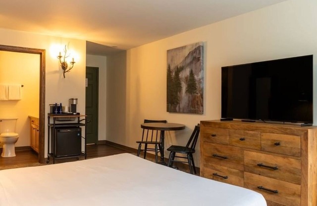 Experience Near Scenic Hiking Spots | Ideal For Adirondack Couple Getaway