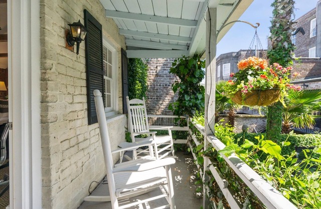 Experience Savannah like you live here! Shared Courtyard! Dog Friendly!
