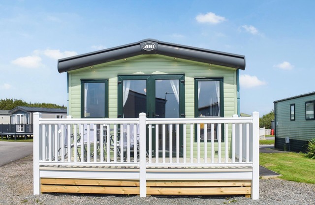 Experience the charm and comfort of Peachy, your ideal holiday home by the sea.