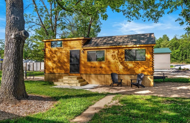 Experience the timeless charm of the Pinecrest Cabin, a delightful twist on the classic cabin style. Step inside and be greeted by the warm and rustic log cabin ambiance that will transport you to the heart of Branson, MO.