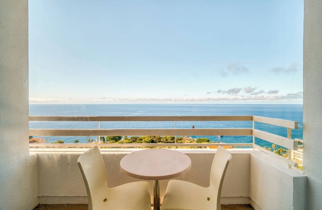 Explore Funchal's Marina! Balcony with Sea View, Swimming Pool, Spa & Wellness!