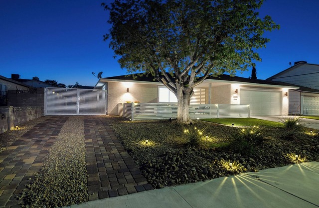 Exquisite 1 Story w/RV Parking minutes from Summerlin,Pet Friendly & No Pet Fee!