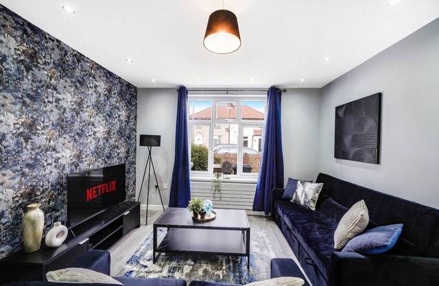 Exquisite London Home - Parking - Sleeps 10