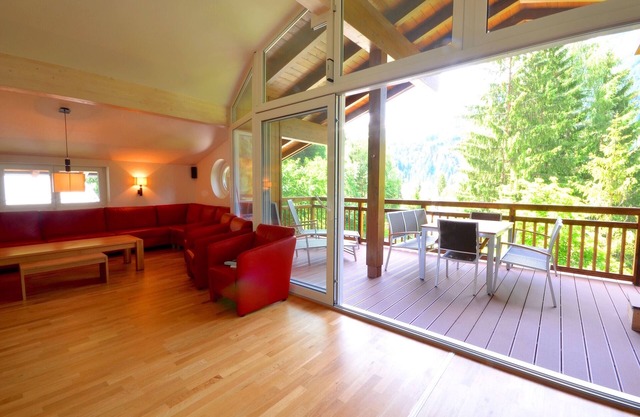 Exquisite penthouse with large balcony in superb location; whirlpool in winter