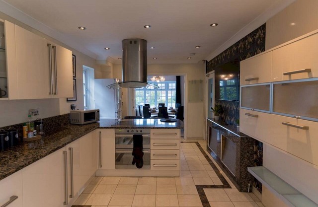 Exquisite six bed house close to London| Pass the Keys