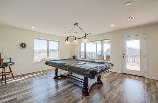 Exquisite Texoma Home Sleeps 12 Close to shore
