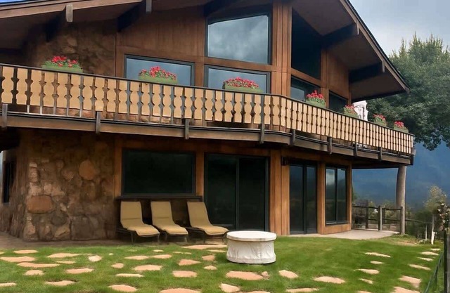Extended Stay Aspen Snowmass Chalet, Mtn Views, 2 BDRM Family Retreat