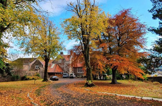 Extensive 7 bed Historical Mansion. 2 acres of garden, overlooking River Clyde