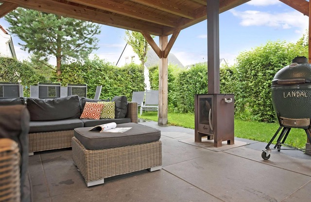 Extra luxury 10-person villa in the holiday park Landal Kasteeldomein De Cauberg