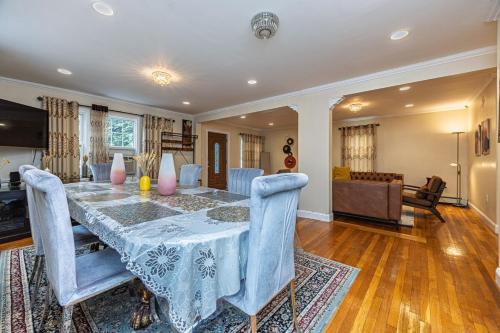 Extremely Spacious Home 10 Mins to The Encore