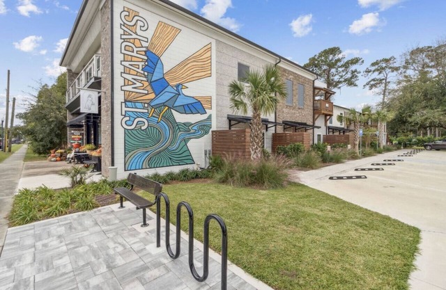 #F 2-Bedroom Apt DT - Steps from Shops & Dining
