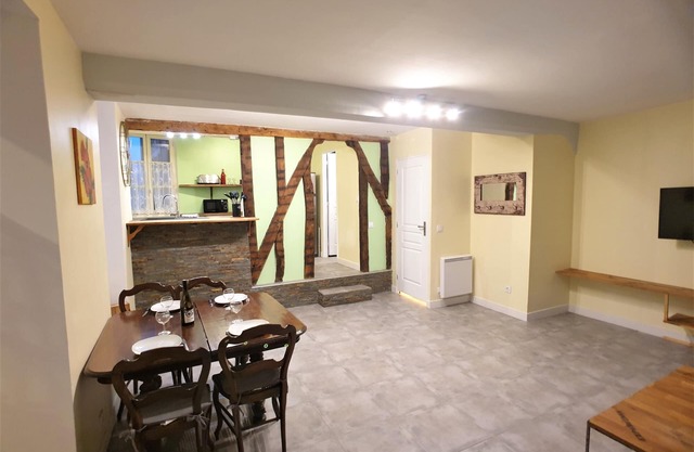F2 in the heart of town with troglodyte room