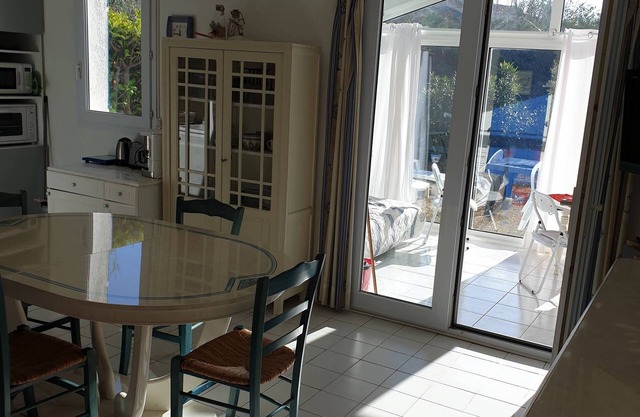 F3 house 20 minutes from the sea with verandas and ornamental garden.