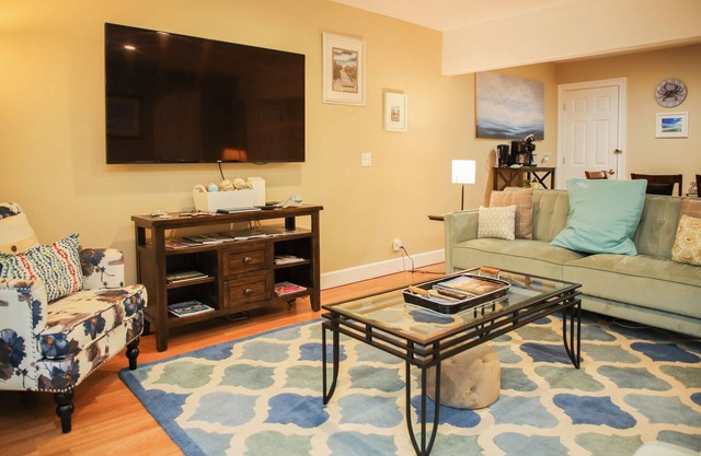 Fabulous 3-bedroom condo in St. Simons Island with AC, WiFi