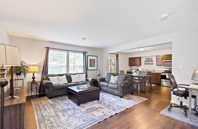 Fabulous 4 Bed/2.5 Bath - Near Speedway, Sleeps 8