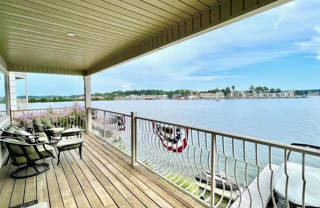 Fabulous 4-bedroom lake house with pool and boat dock in Hot Springs