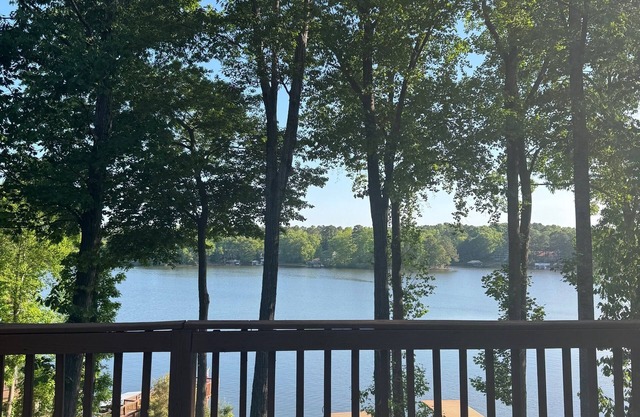 Fabulous 5-bedroom house on Lake Gaston - Great Creek